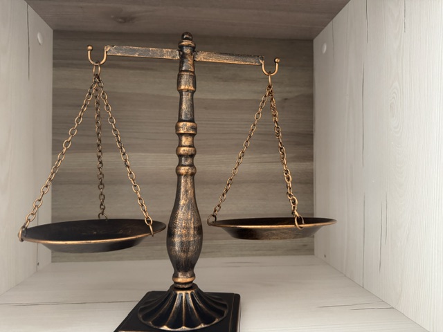 Historisches Gemälde mit diskutierenden Menschen